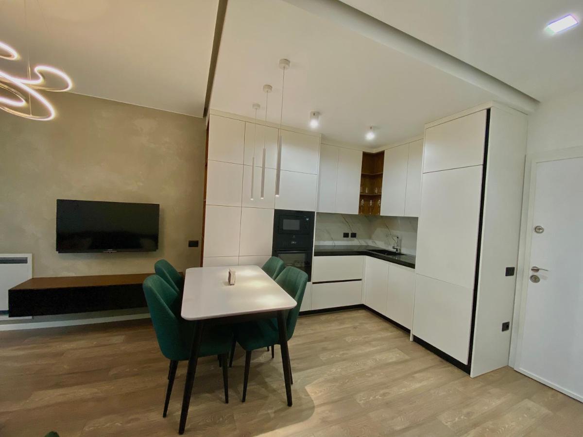 Lux 02 + Free Parking Post Apartment Tirana